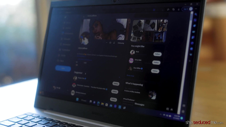 She seduced me: 팬 사이트 노출