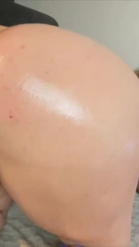 Camgirl nimmt großen bbc-dildo in ihre muschi