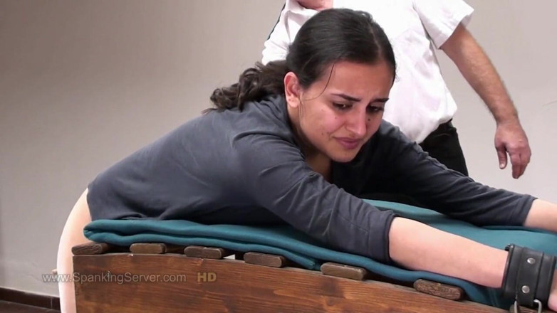 Spanking Server: Yasmeena met de zweep geslagen in de gevangenis