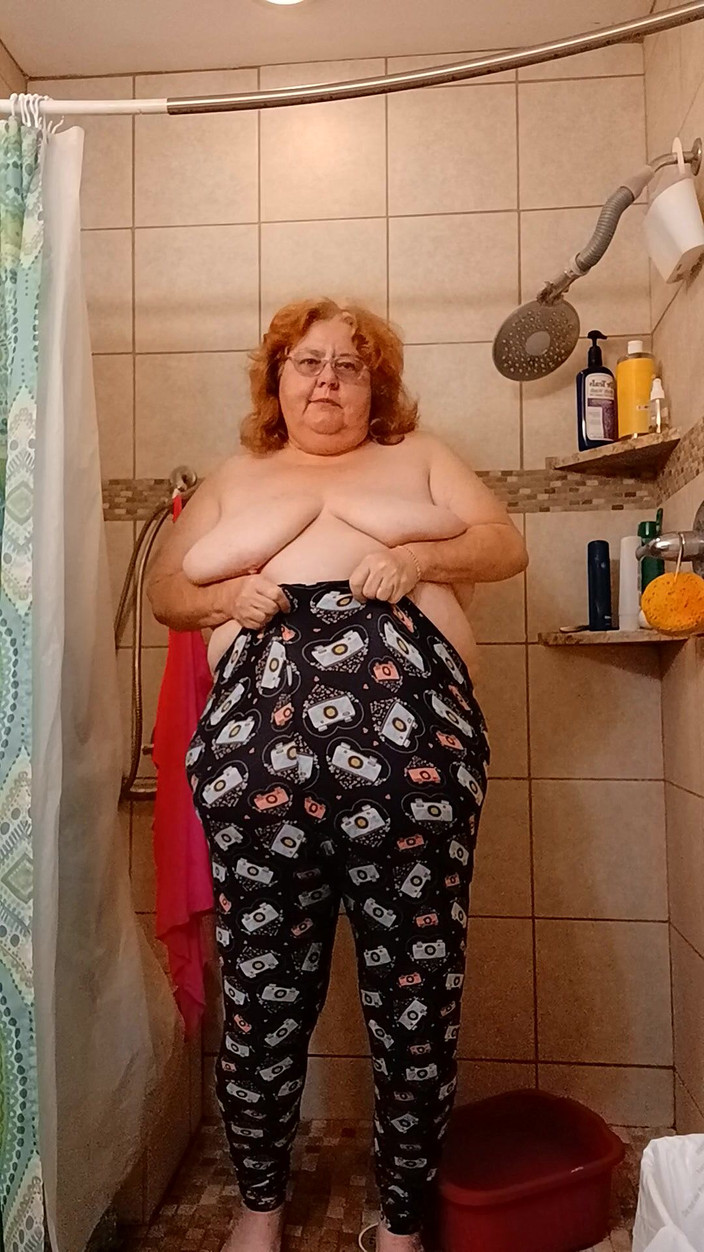 BBW nurse Vicki adventures with friends: 我把裤子弄小便看了吗？