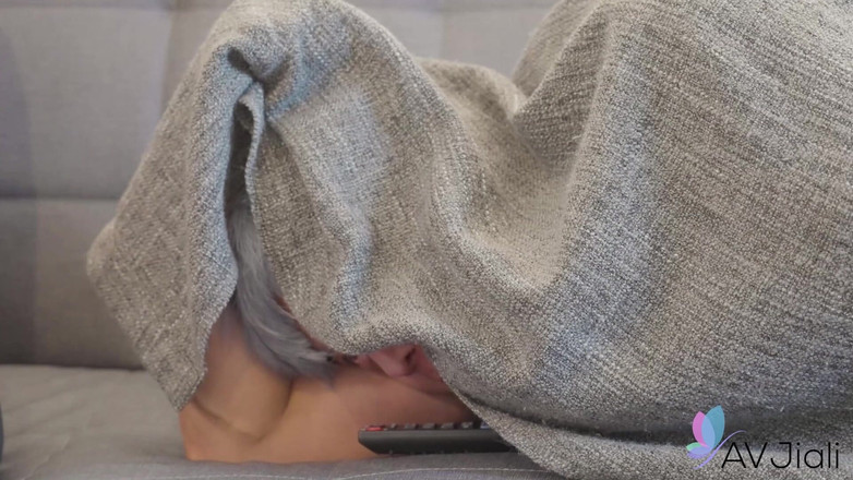 AV Jiali: Pronajímatel sleduje, jak Lina masturbuje a stříká