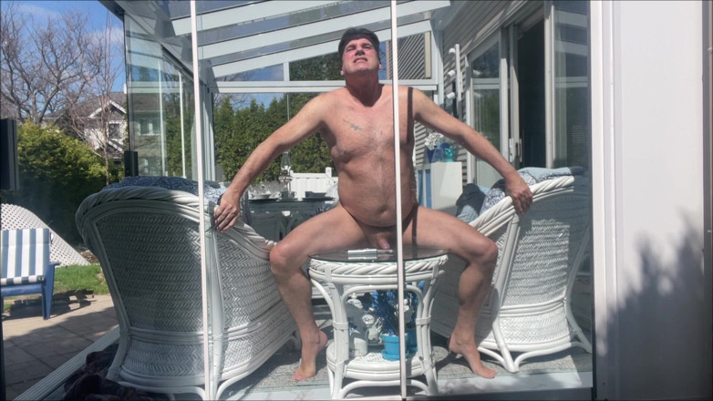 Dom Rod: Hunk padrasto urso nu tomando banho de sol na Varanda 3
