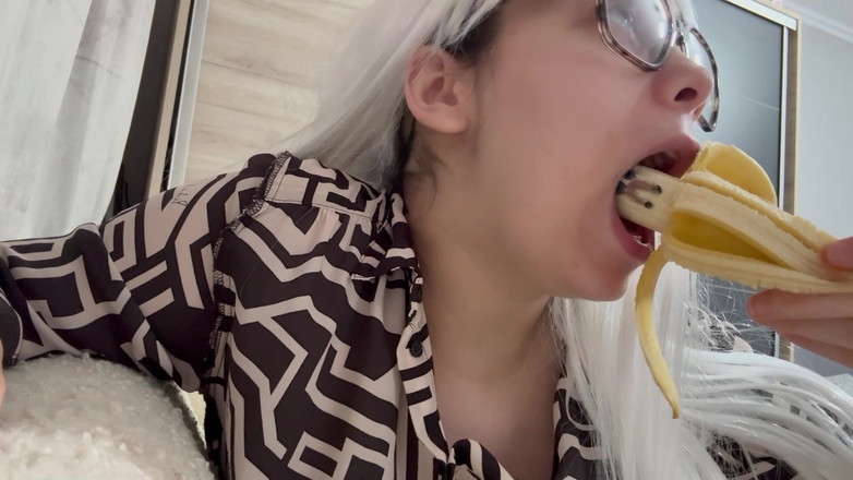 AmayaMori: 작은 의붓아빠를 따먹는 거대한 이복 여동생