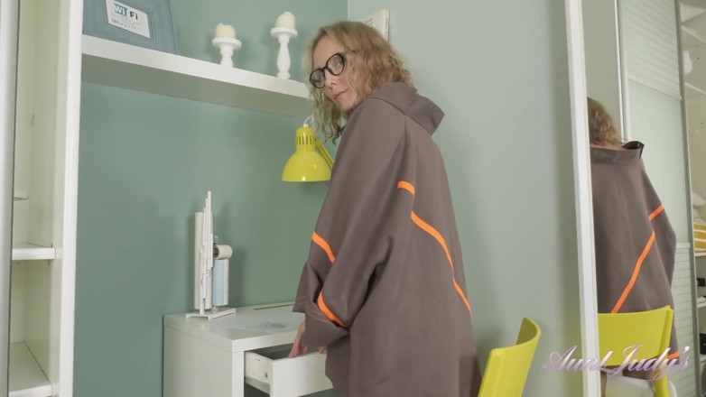 Aunt Judy's: TanteJudys - 40-jarige nerdy tengere milf Irena