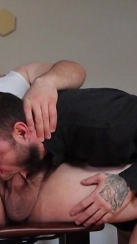 Ich habe ihn im büro mit großer ladung gefickt