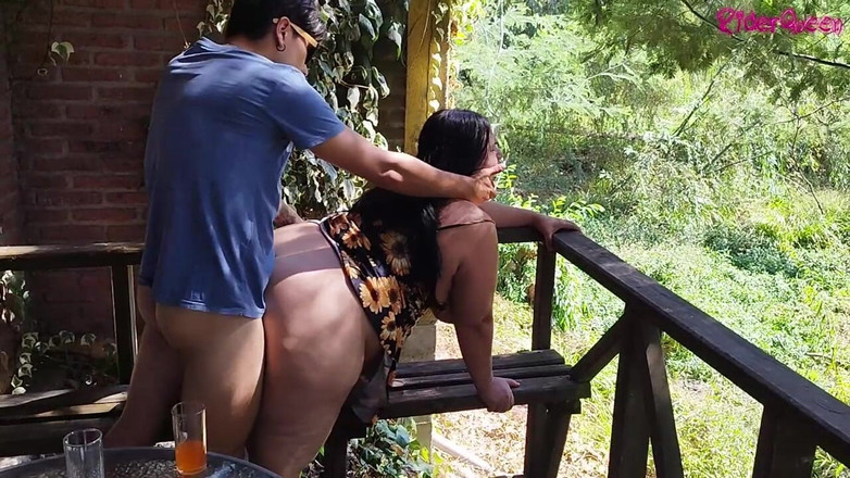 Riderqueen: Stojící - tlustá zralá žena je ošukaná na balkóně mladým hostem jejího...