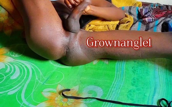 Grown Angle: Heben von 2 kg Mehl von Ugali mit meinen großen schwarzen...