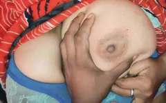 Devor ve yenge çok eski bir eve gidiyor ve aniden seks yapıyor