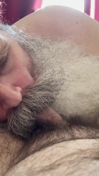 Un gros papa barbu suce une bite d’ourson