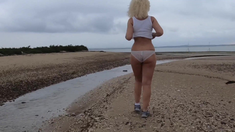 PussyGalorious: Sich ausziehen und am strand gehen