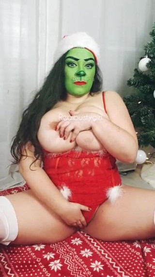 Real busty girl studio: Mme Grinch à forte poitrine squirte avec un gros gode
