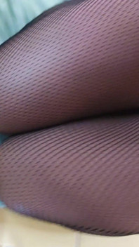 Großer Saftiger Hüpfender Weißer Arsch Dehnt Sich Und Hüpft Auf Einem Riesigen Dildo