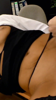 Secretária gata fodida por um pau preto e branco em sexo a três