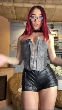 Delgad girl com Perfect Cushroom se masturba em casa com seu sexo com brinquedo