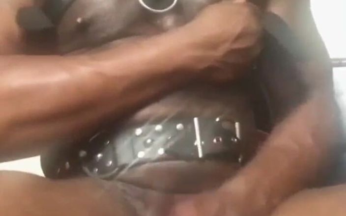 Black mature kinky muscle: 흑인 대물 자지 가죽 하네스 젖탱이와 에지 무거운 정액 장면