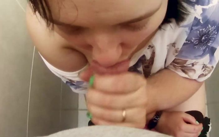 SchoolPrincess: Einen schwanz in einer öffentlichen toilette gelutscht
