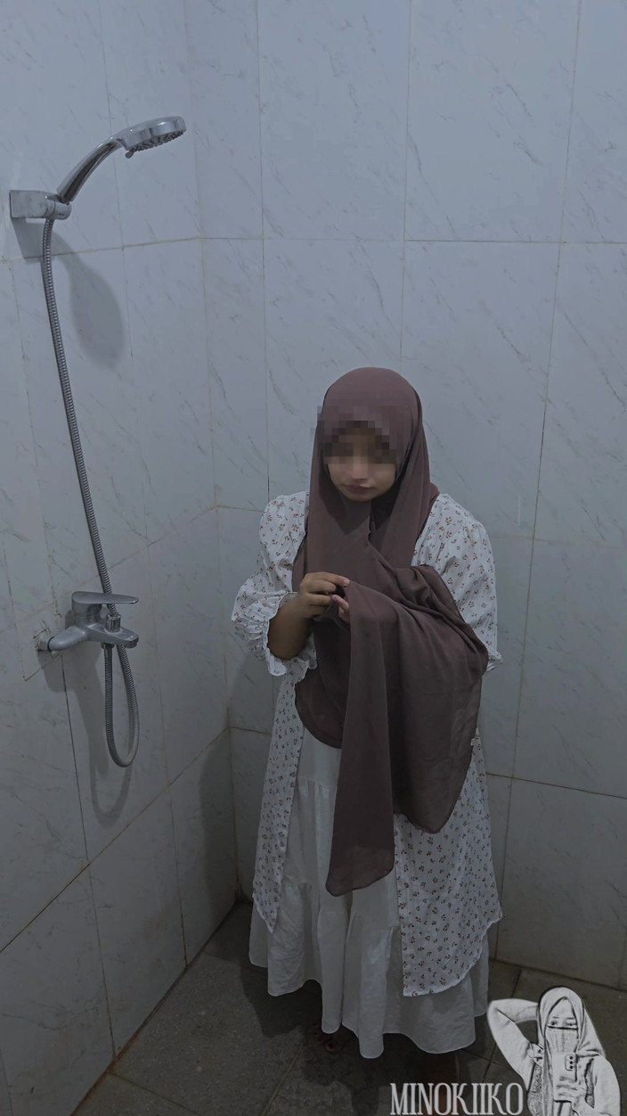 Minokiiko: Hijab College Girl Take a Shower and Fucked by Landlord