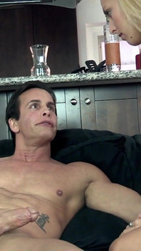 Tânăra blondă are parte de pereți duri de pulă în pizdă după ziua de muncă