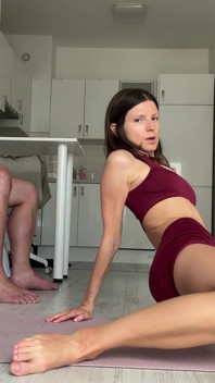 Je La Baise Sur Le Sol Pendant Qu'elle Fait Du Yoga Partie 1