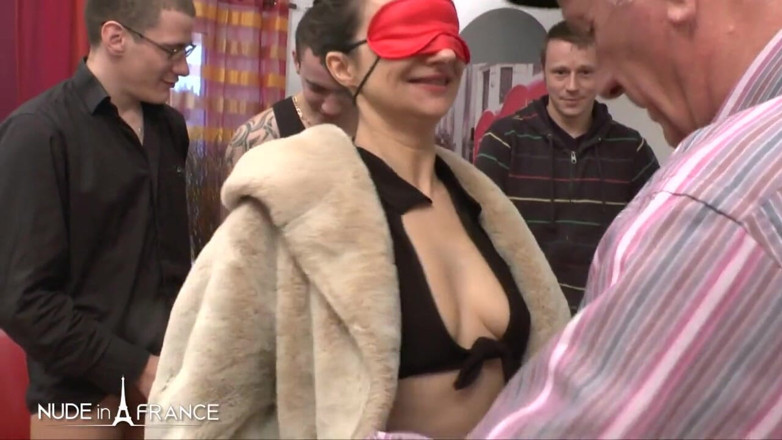 Nude in France: 貪欲なクーガーが輪姦で彼女のお尻を槌で打たれる