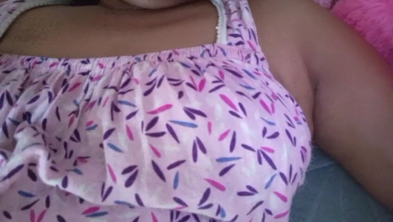 Miya White: Sri-lankische berühmte schauspielerin Anne im bett schlägt ihre großen möpse...