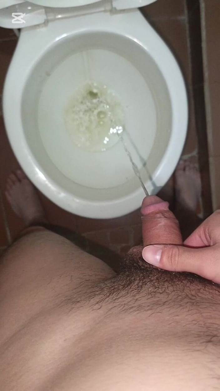 charlessteel: Compilation de twinks excités qui pissent et se masturbent