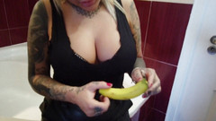 Fetish Videos By Alex: Blonďatá potetovaná MILFka pošlape banánem