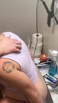 Piscio romantico su di lei, la nostra prima, Telll Her è mia, ha condiviso un momento