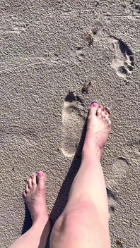 Comparaison d’empreintes de taille 16 pieds sur sable à la plage