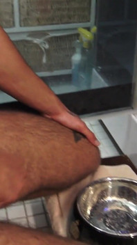 Ducha de sexo romántico, ¡y él tiene que mirar, masturbarse en el cuenco del perro y beberlo!
