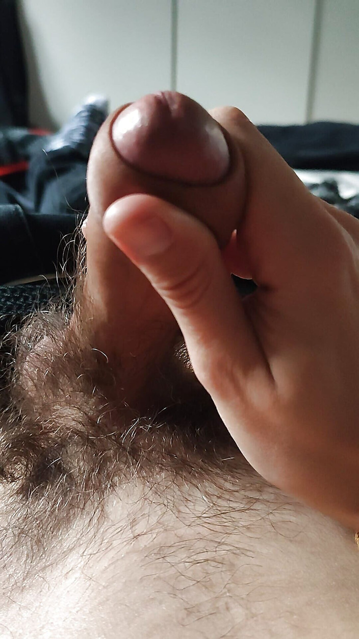 Mr963: Branlette de l’après-midi, éjaculation crémeuse sur le lit d’un ami