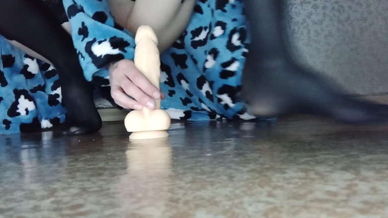 Christy G: Une MILF mince et sexy chevauche un gode réaliste