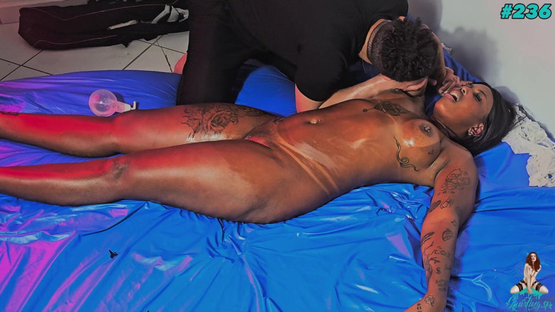 Squirting Sp: Ebony tolik křičela, ale postel byla tak mokrá