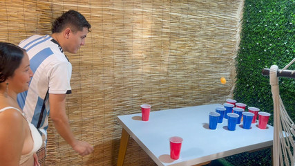 Angela Palvin: 一个热辣的继兄弟游戏以射在她的屁股中结束。