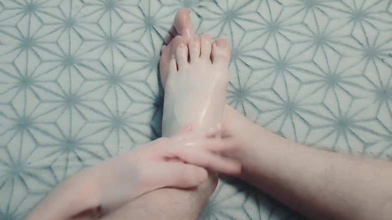 Pasha: De man masseert voorzichtig zijn voeten met olie