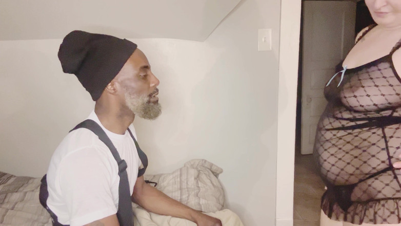 Thekookiejar: MILF žena v domácnosti ukazuje instalatérské její ocenění polykáním jeho černého ptáka