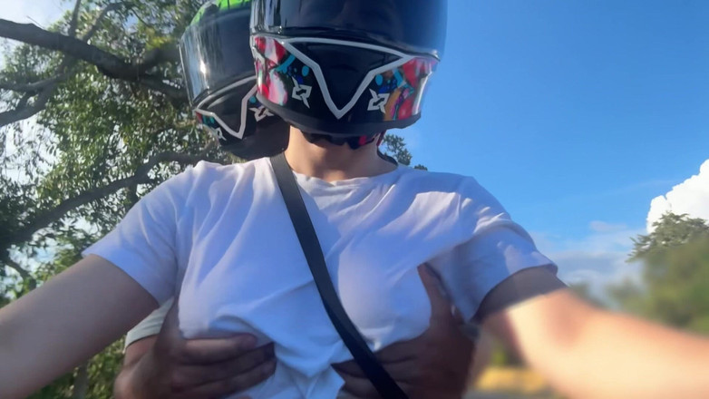 Sweetfantasy131: Am luat un client Didi fără sutien și a observat țâțele mele...