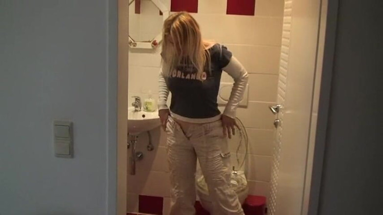 Femdom Austria: Curvă blondă se pișă acasă