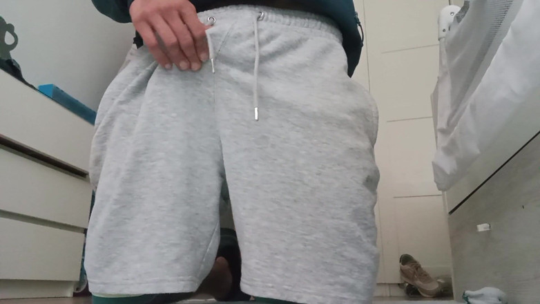 Elvissc: The Fitness Trainer Jerks off Inside His Pants and Shows...