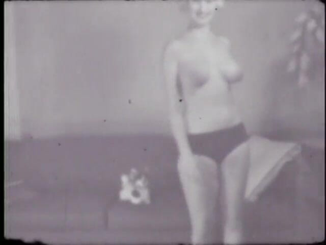 Vintage Usa: Lo spogliarello di una donna bionda negli anni sessanta