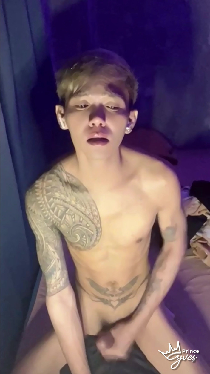 Prince-Yves: Filipina tatuada tesuda gêmea provocando e se masturbando até gozar