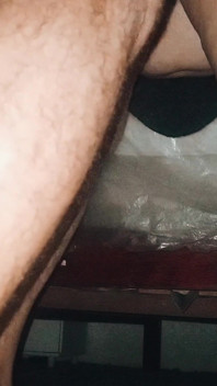 La mujer casada no puede manejar su lujuria, se escapa de la barbacoa para follar al hombre bien dotado