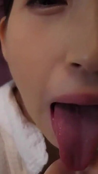 Japanse babe serveert gasten een pijpbeurt
