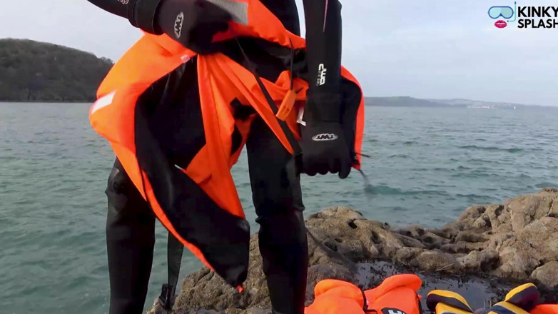 UKCuteGirl Lucy Lauren: Wetsuit en reddingsvesten Lucy's vriesvergelijking