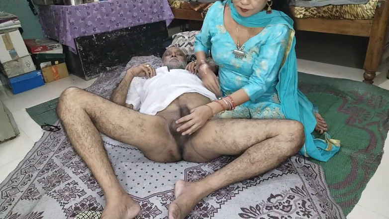 Anar Kali: Sexy dame zuigt neukend voorspel haar stiefvader hete tepel kleine...