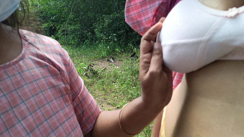 Wonder: Studentessa di college con uniforme lesbica all'aperto