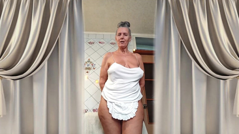 Lukerya: Quente dona de casa Lukeria flerta na cozinha em uma...