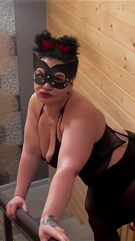Kitty sexy care pozează pe cameră se excită și ejaculează cu o ejaculare feminină