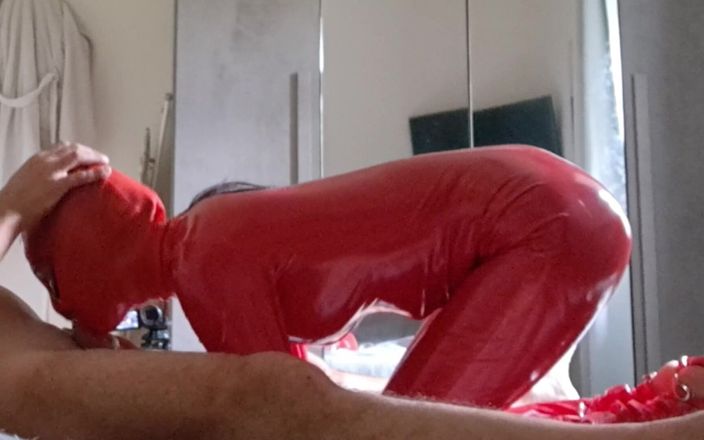 LauraOnHeels: Une MILF en combinaison en latex suce et avale du...