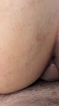 Le Doy Un Delicioso Masaje a Mi Timido Hijastro Hasta Que Lo Pongo Caliente Y Termino Follando.